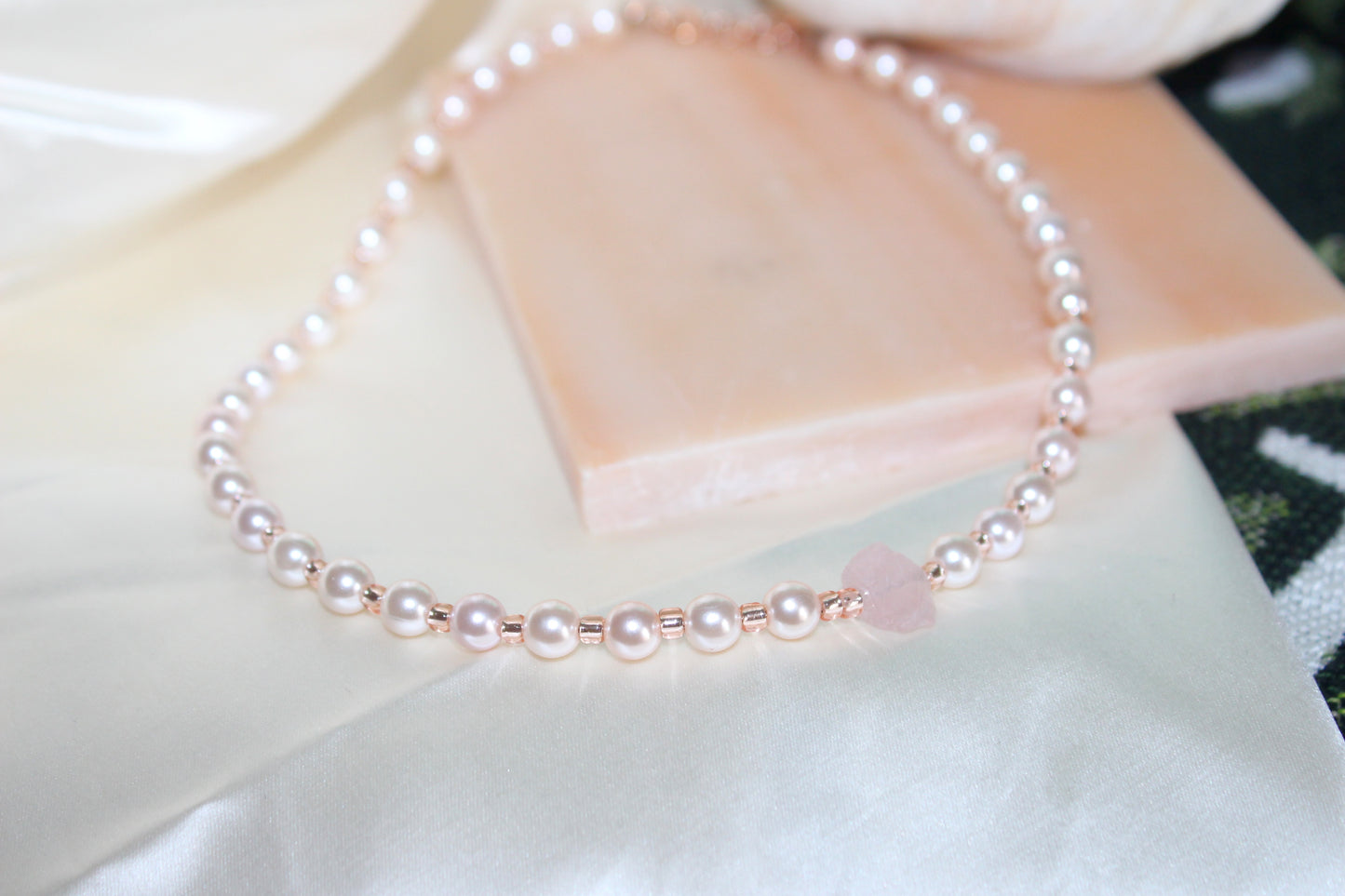 Pearl Necklace w. Raw Rose Quartz